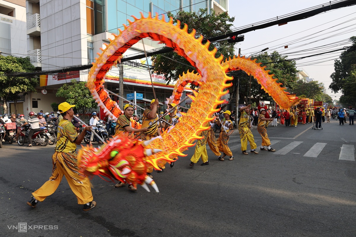 Thần Tài, Bao Công dạo phố trong lễ hội người Hoa
